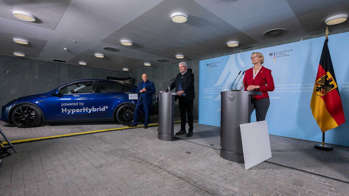 Alemania apoya el metanol verde como forma de luchar contra las emisiones y presenta un Tesla Model Y híbrido