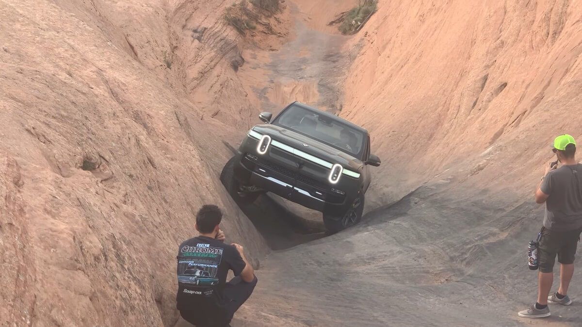 La Rivian R1T continúa demostrando unas aptitudes todoterreno superiores a las pick-up de gasolina