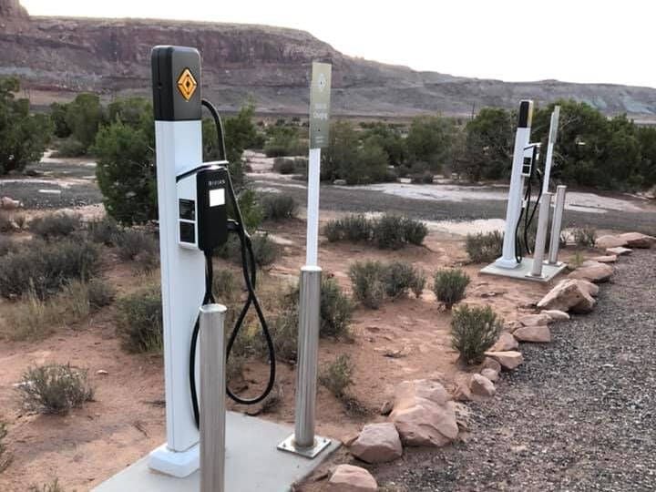 Rivian ya ha instalado sus primeros cargadores en el desierto de Moab