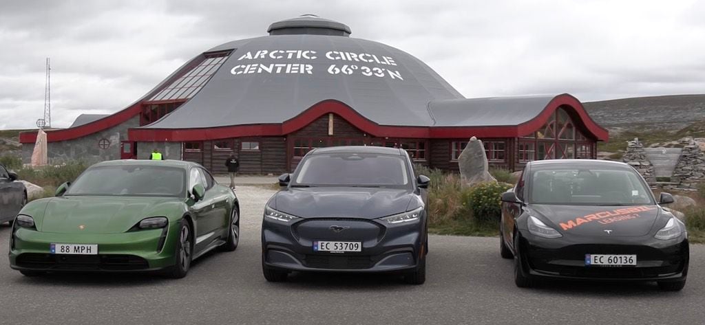 Carrera de consumos en el Círculo Polar Ártico enfrenta al Ford Mustang Mach-E, Porsche Taycan y Tesla Model 3 (vídeo)