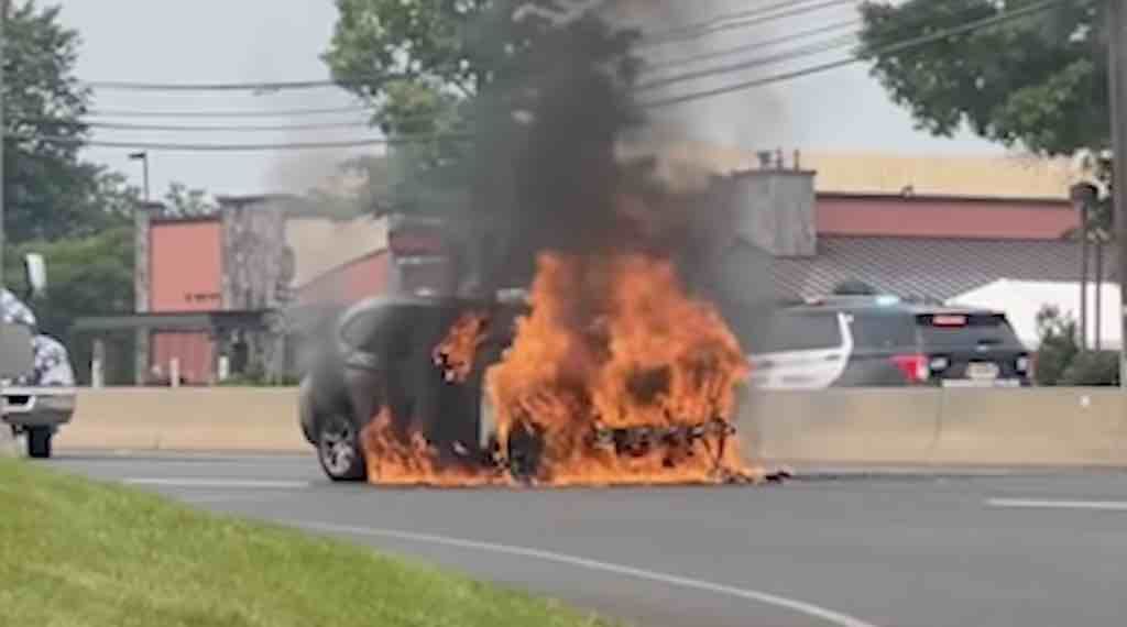 Conductor de un BMW X1 en llamas se salva gracias a los avisos lanzados desde un Tesla Model Y (vídeo)