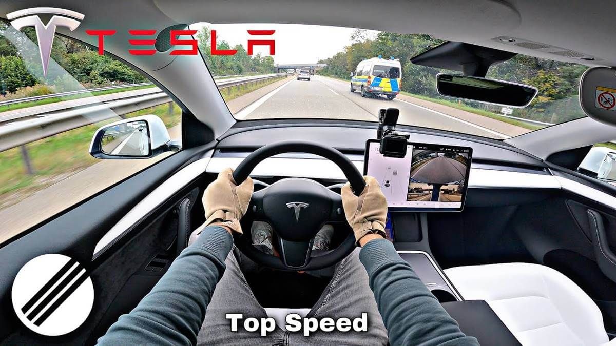 Así acelera un Tesla Model Y de 0 a 221 km/h en una autopista alemana sin límites de velocidad (vídeo 4K)