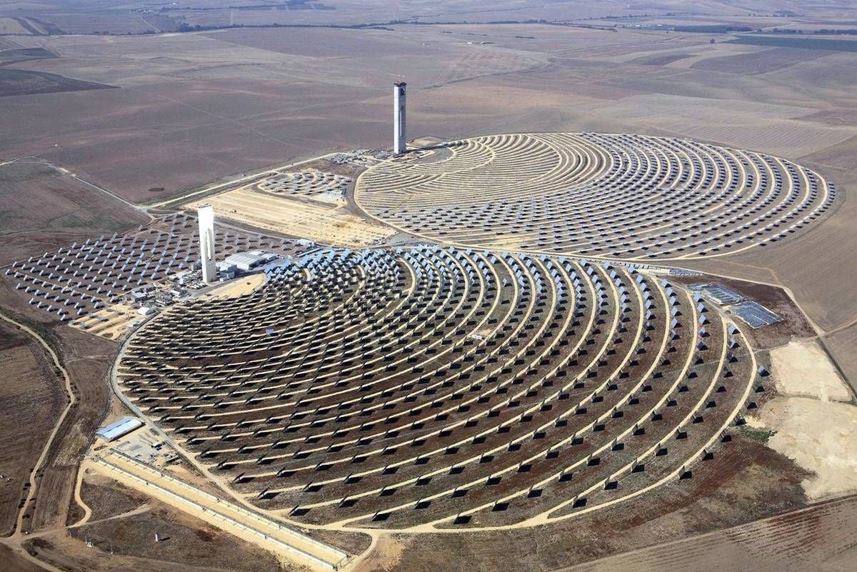 Se presenta la primera planta termosolar con almacenamiento en sales fundidas y solar fotovoltaica de España