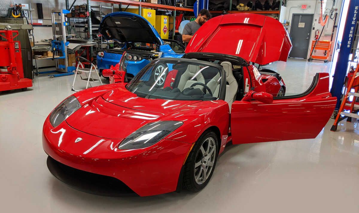 Un incendio en Gruber Motors destruye unos 30 Tesla Roadster que se estaban reparando