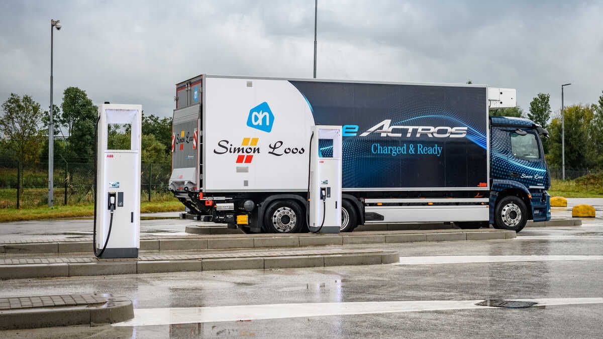 Los últimos camiones eléctricos preserie Mercedes-Benz eActros se ponen a trabajar