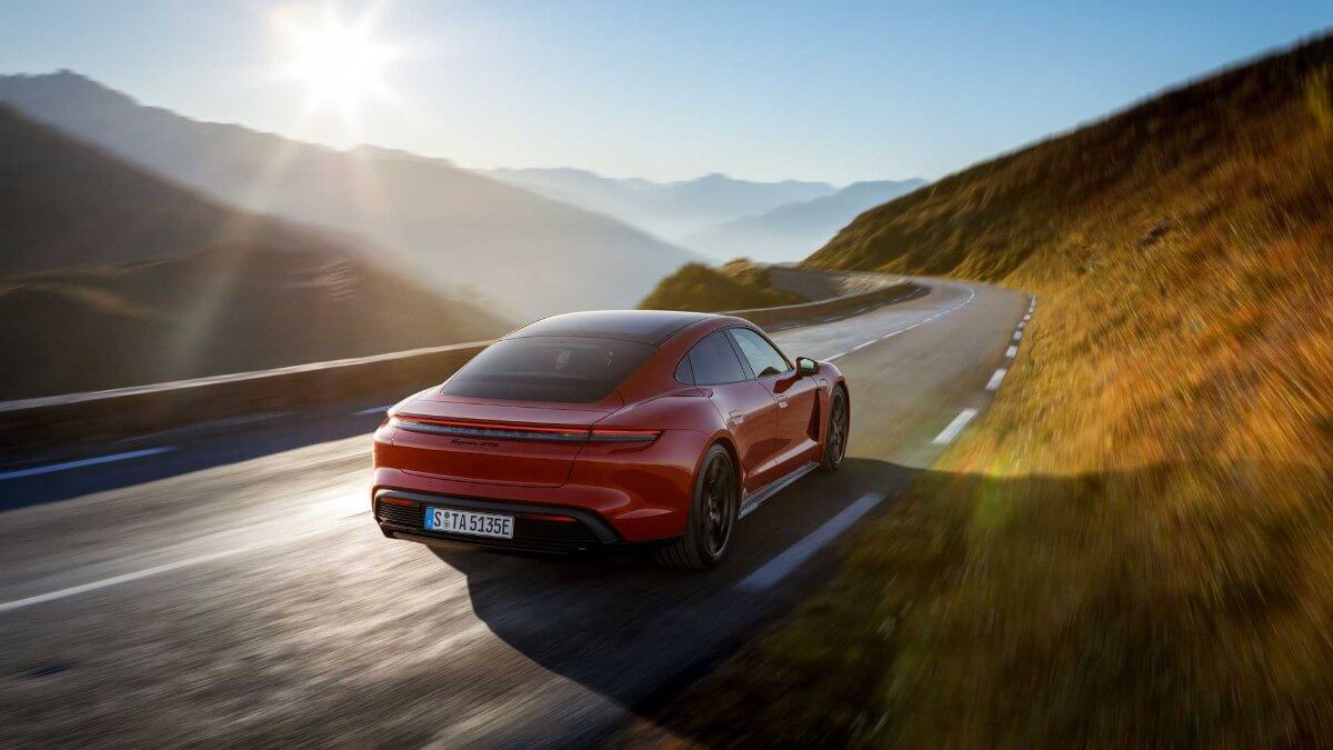 Según Porsche, la conducción de coches eléctricos con un solo pedal es menos eficiente