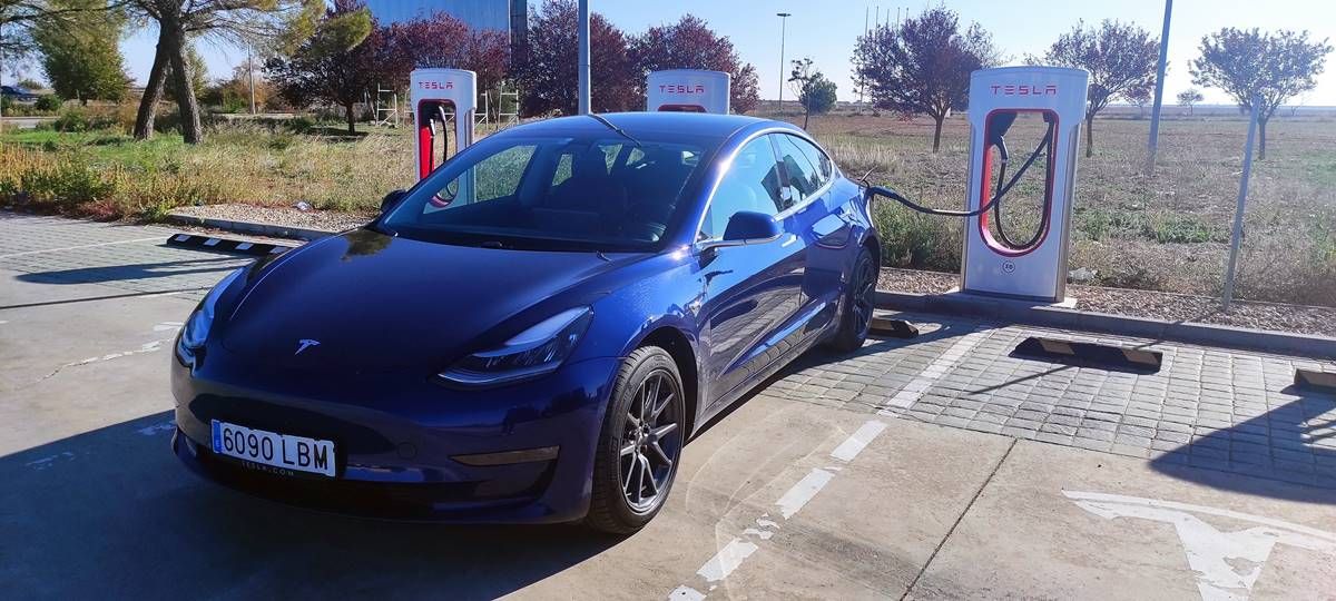 Más de 600 euros por cambiar la batería de 12V de un Tesla Model 3