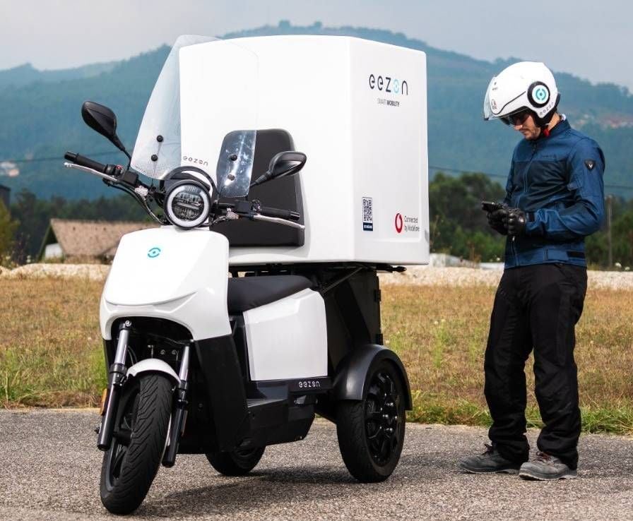 Se presenta el eezon e3. Un scooter eléctrico fabricado en España, con tres ruedas y 500 litros de carga