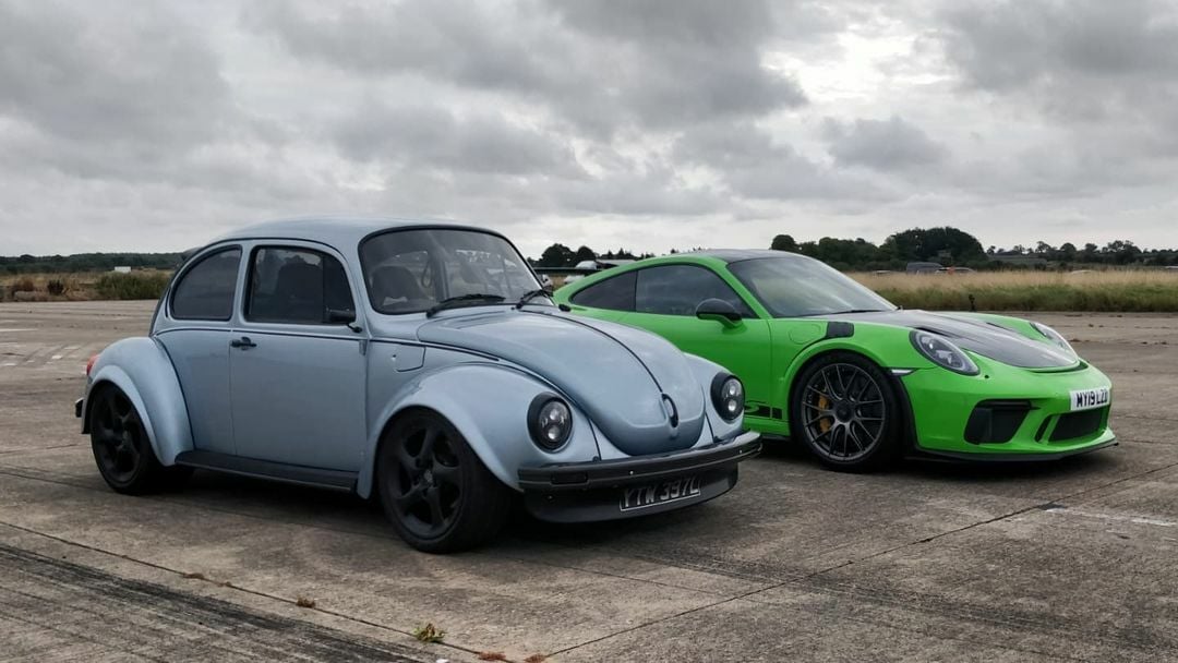 Un viejo Volkswagen Beetle con tripas eléctricas de Tesla reta al Porsche 911 GT3 RS en pista