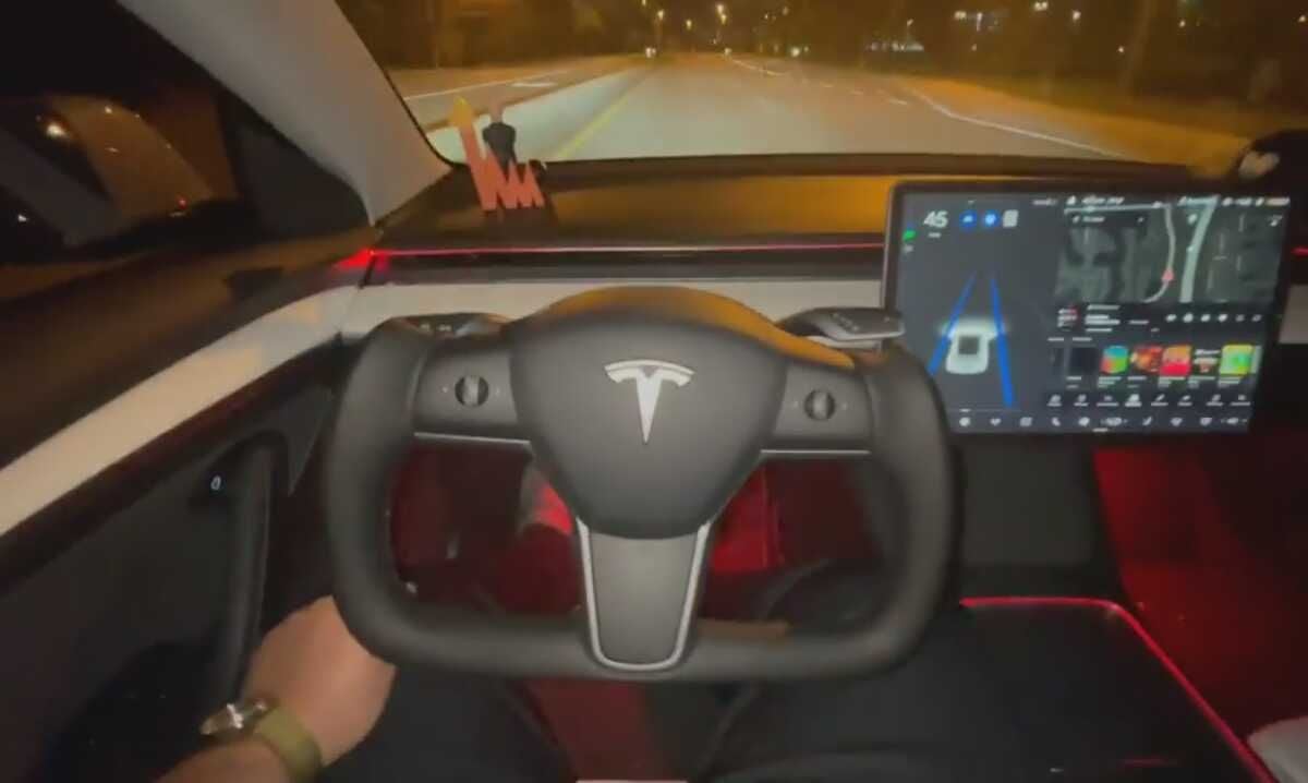 Instala un volante yoke de Aliexpress en su Tesla Model 3, pero se arrepiente a los dos días