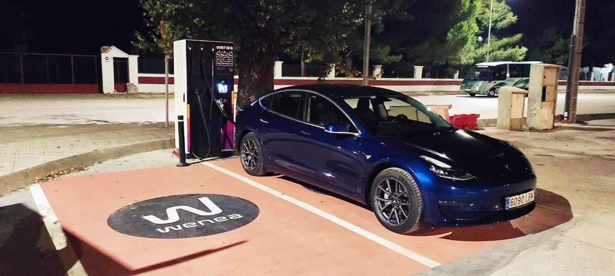 Además de reducir su factura energética, pasarse a un coche eléctrico ha duplicado las propinas de esta conductora de Uber