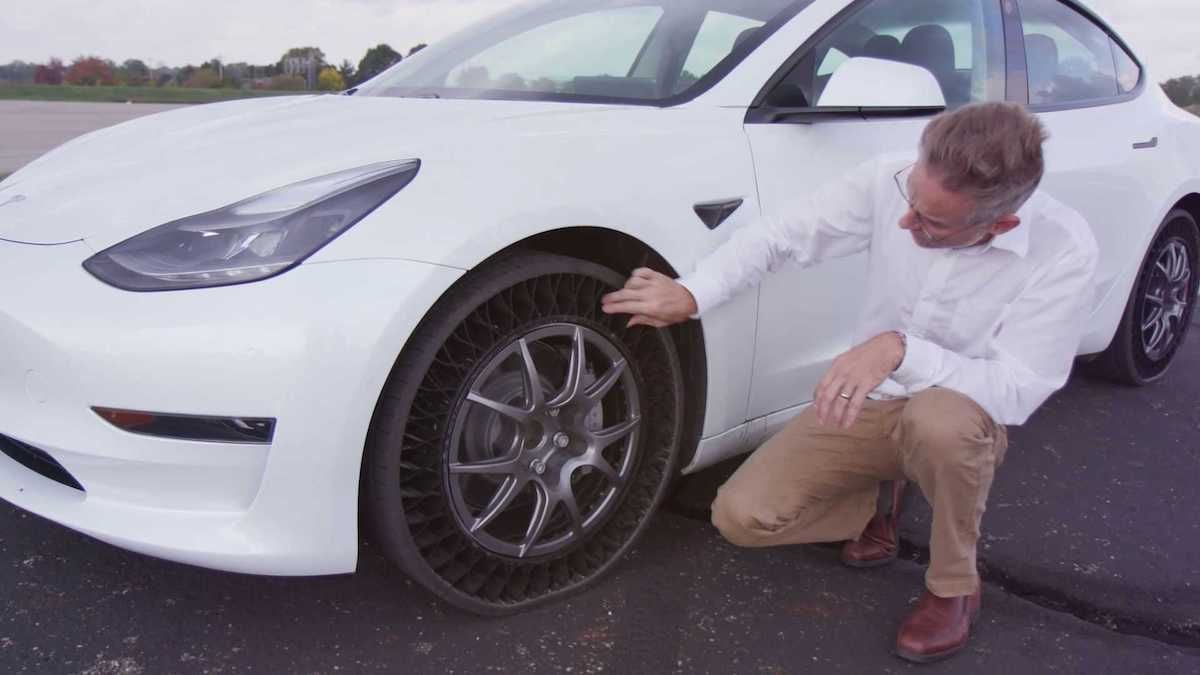 Así funcionan las ruedas de Goodyear que no necesitan aire ni mantenimiento en un Tesla Model 3 (vídeo)