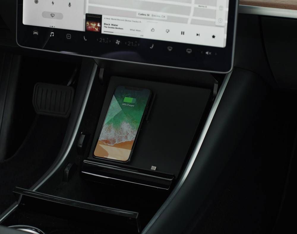 Tesla está entregando coches sin el puerto USB ni carga inalámbrica