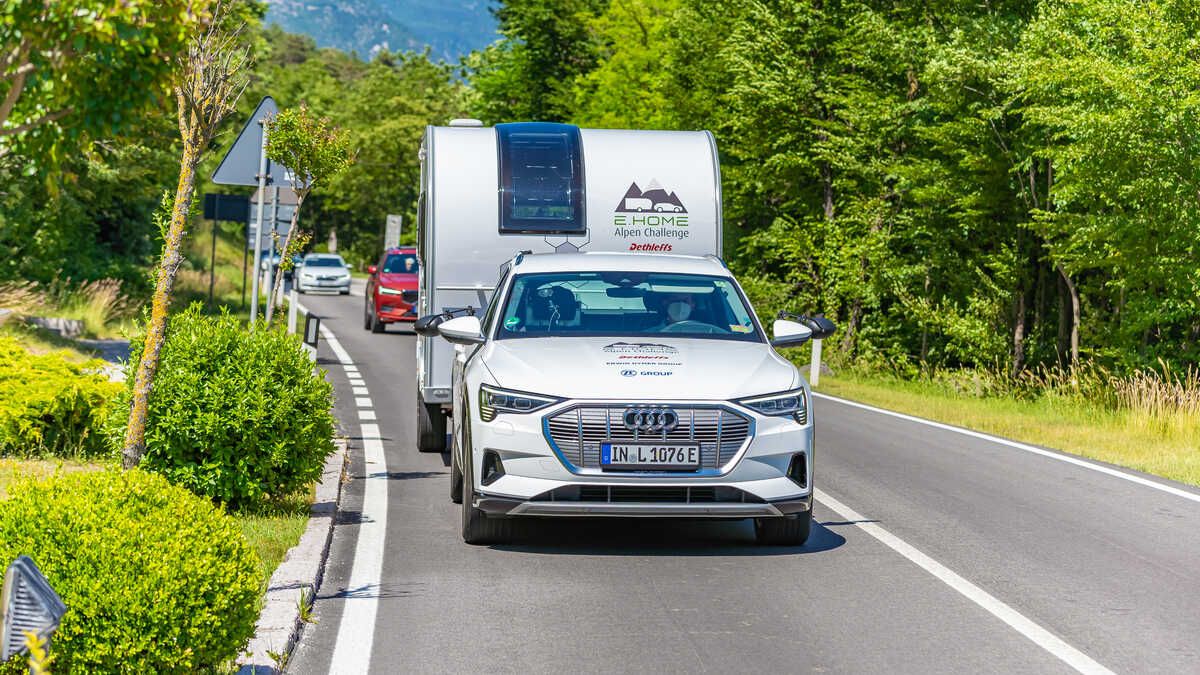 Remolcar una caravana no impacta en la autonomía del coche eléctrico... si esta también lleva baterías y motores