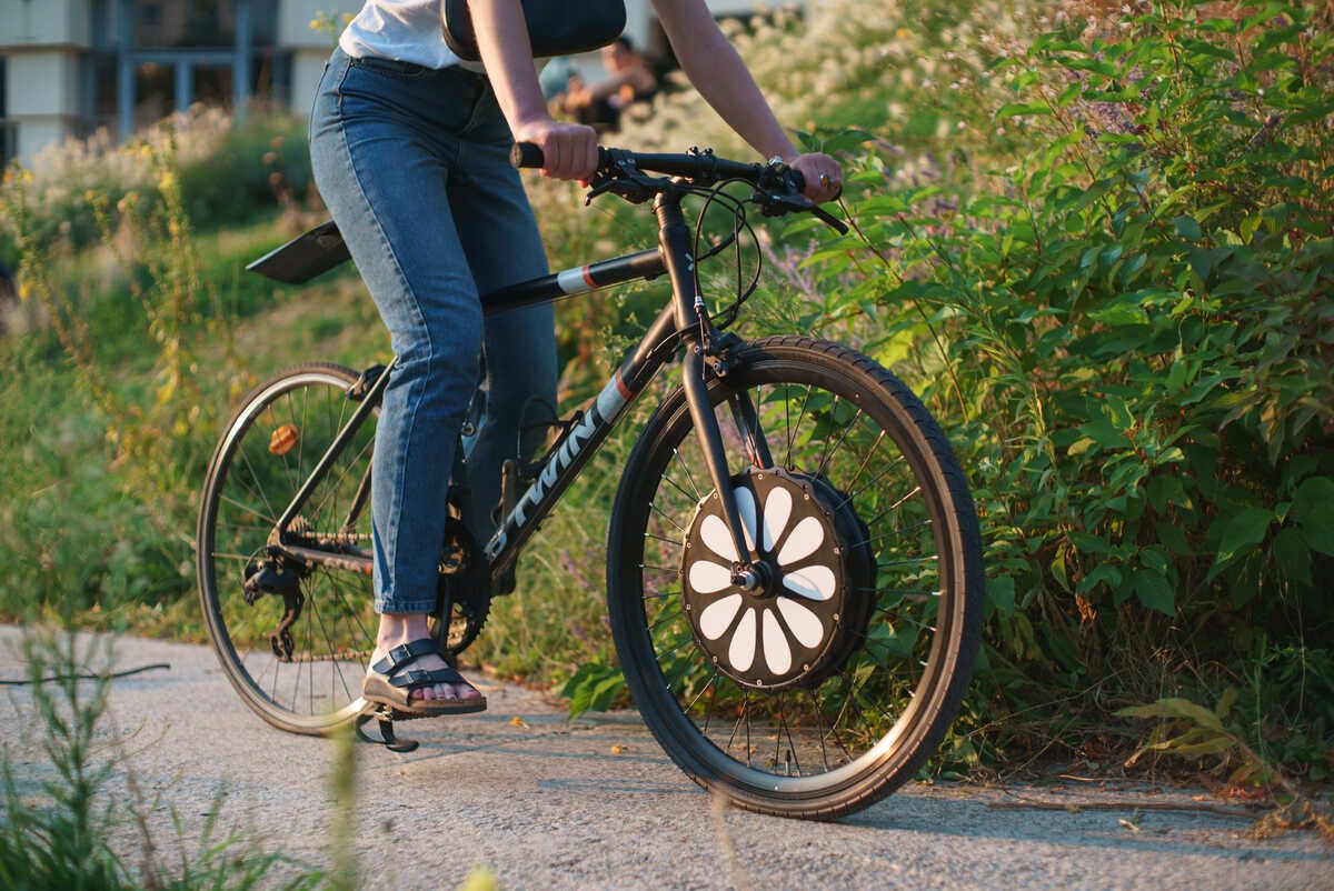 Este económico sistema de Teebike convierte tu actual bicicleta en una bici eléctrica en cuestión de minutos