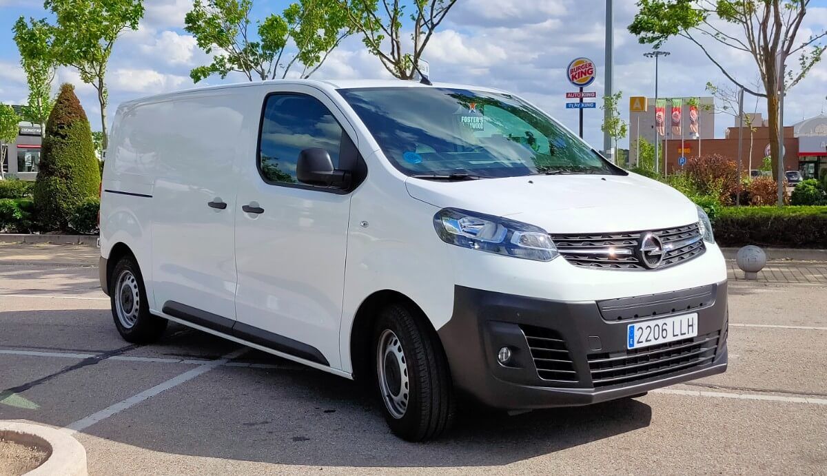 Prueba: Opel Vivaro-e. ¿Son las furgonetas eléctricas una alternativa sólida? (Vídeo)