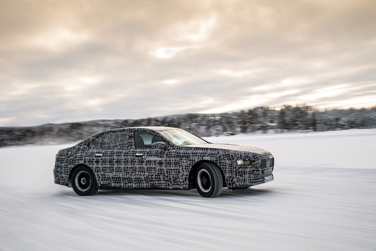 Primeras imágenes oficiales del BMW i7 durante sus test de invierno