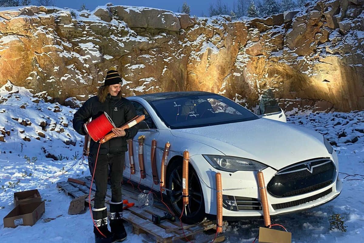 Este propietario prefiere hacer explotar su Tesla Model S antes que pagar los 20.000 euros por el cambio de batería