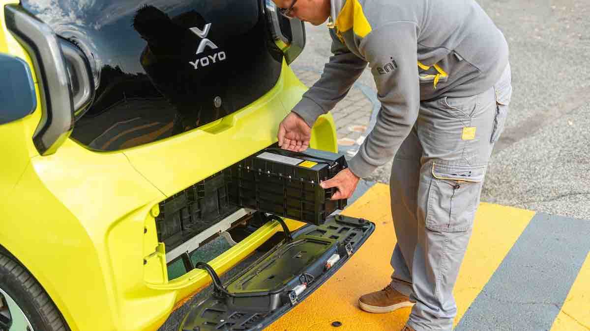 En 5 minutos esta estación de cambio de baterías de Italia recarga este coche eléctrico al 100% (vídeo)