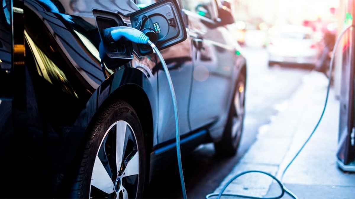 Las ventas europeas de coches electrificados en 2021 doblan a los diésel y casi igualan a los gasolina