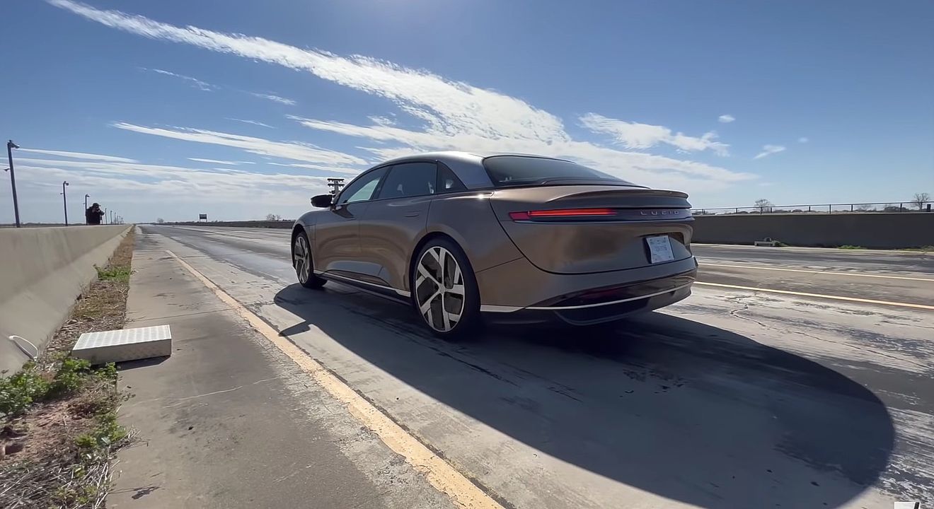 Cazan a un Lucid Air en la pista de pruebas de Tesla