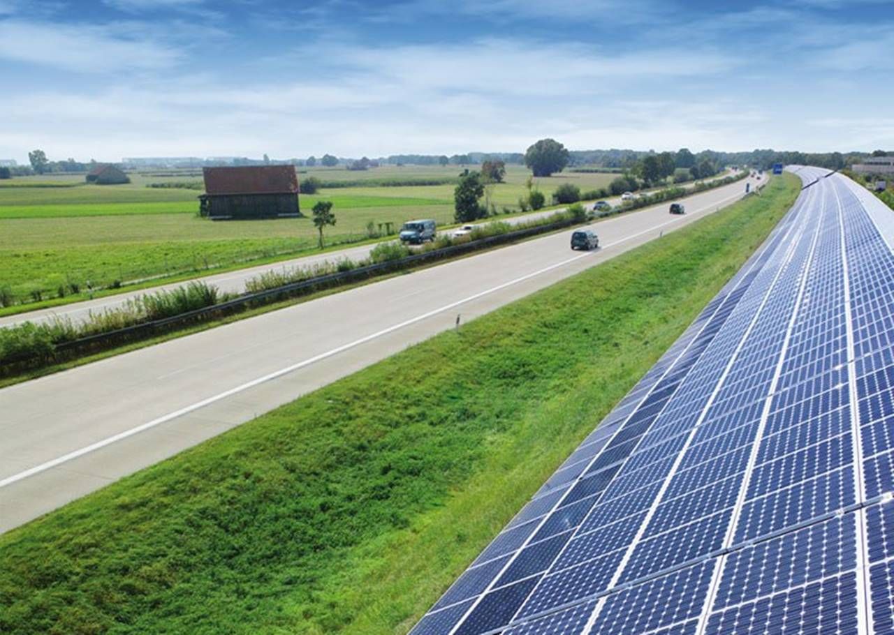 Paneles solares en las barreras contra el ruido de las autopistas como alternativa de producción renovable