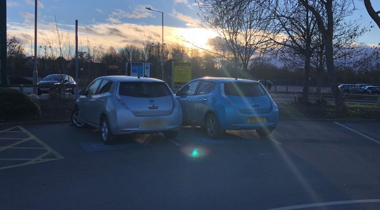 ¿Puedo desenchufar un coche en el punto de recarga para enchufar el mío?