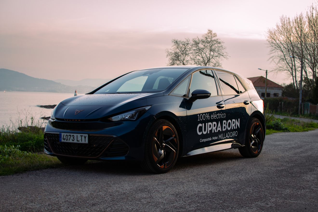 El Cupra Born añade versiones con más potencia y batería de 77 kWh