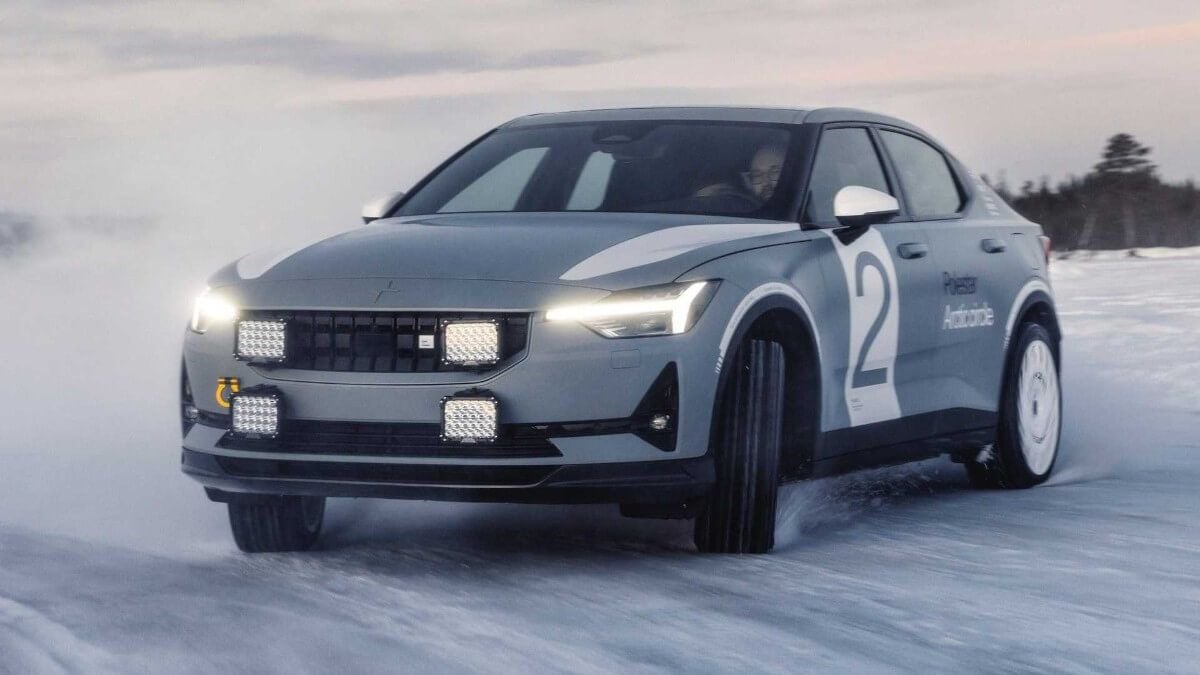 El Polestar 2, que arrasa en nuevos mercados, estrena una versión de rally en el círculo polar ártico