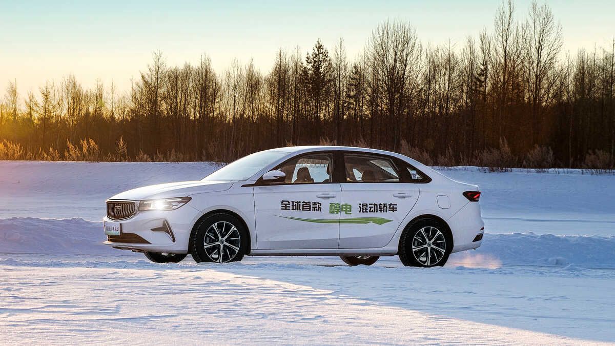 Comienzan las entregas del Geely Emgrand Methanol Hybrid, una primicia mundial