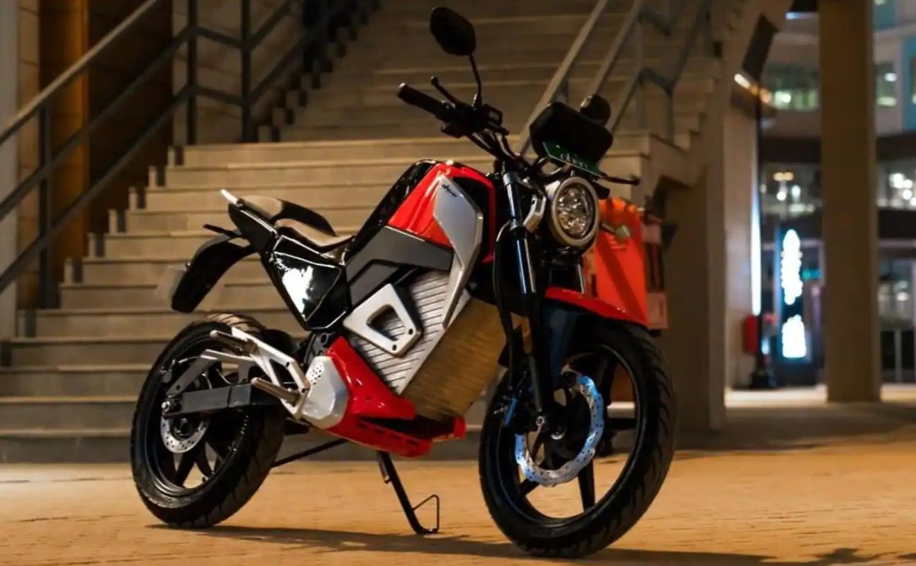 Esta moto eléctrica india tiene 200 km de autonomía y cuesta solo 1.200 euros