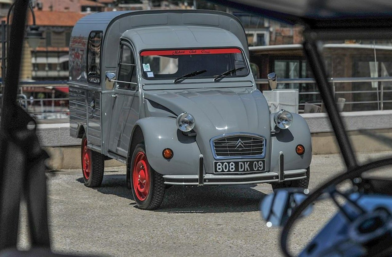 Este club de fans del 2CV ofrece conversiones eléctricas del mítico Citroen