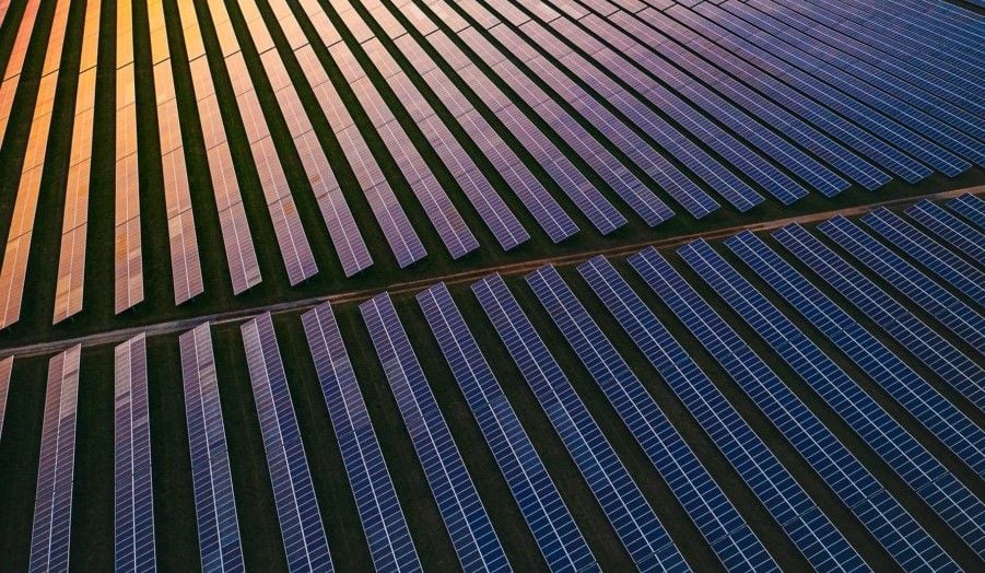 Desarrollan paneles solares que producen energía también durante las noches