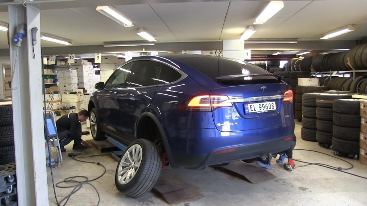 Dos meses de espera por una reparación. La dura realidad de los clientes de Tesla en España