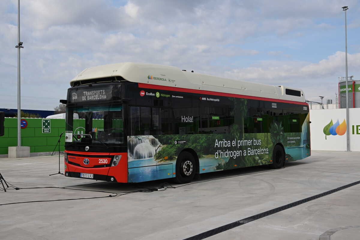 Entra en servicio regular el primer autobús de hidrógeno de Barcelona