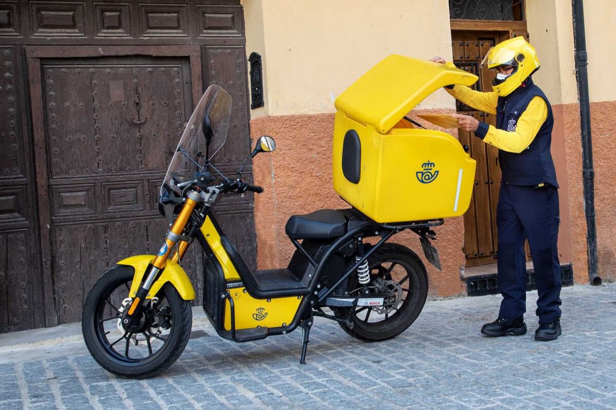 Correos incorporará este año más vehículos eléctricos: 700 motos y 100 triciclos