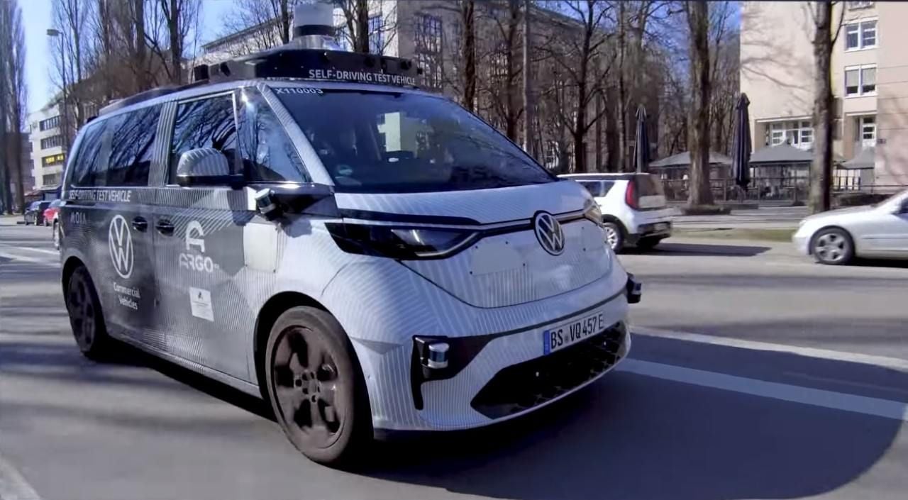 VW prueba la conducción autónoma en Munich de un ID. Buzz con su CEO a bordo