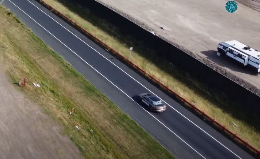 Cazan a un Lucid Air en la pista de pruebas de Tesla