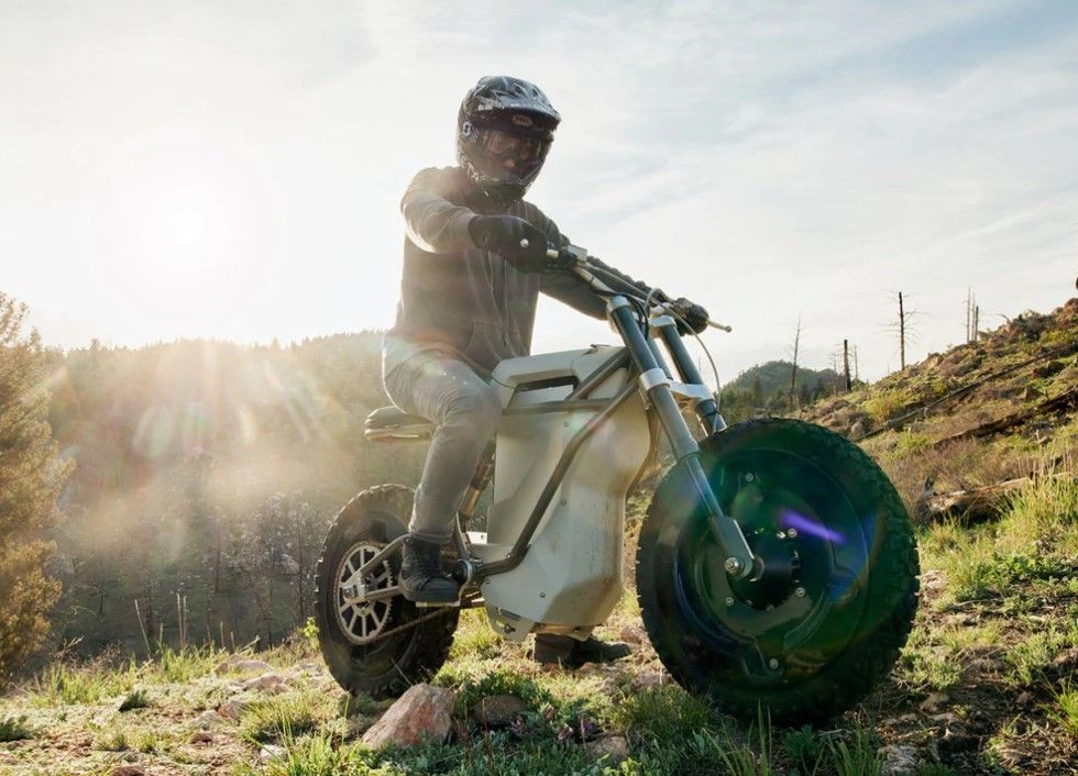 The District. Una moto eléctrica con batería extraíble que hasta podrá alimentar nuestra vivienda