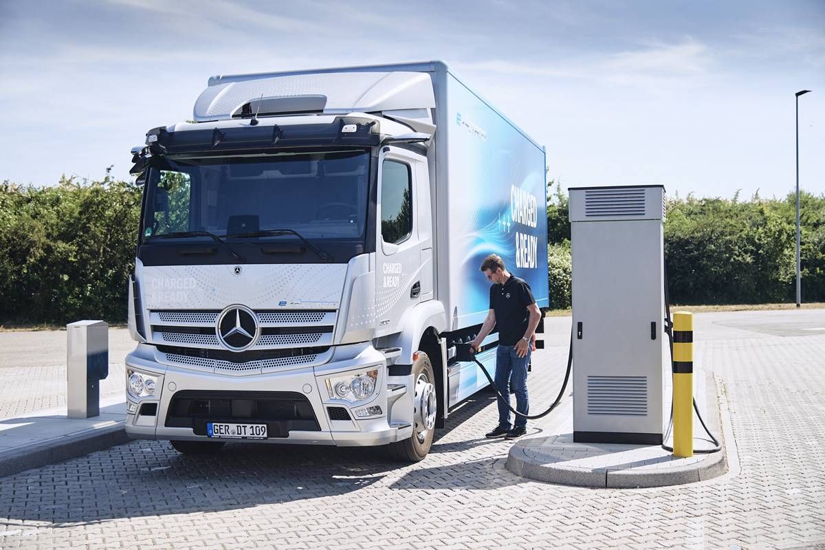 Mercedes lanzará en 2024 su nuevo camión eléctrico con 500 kilómetros de autonomía y recarga a 3 MW