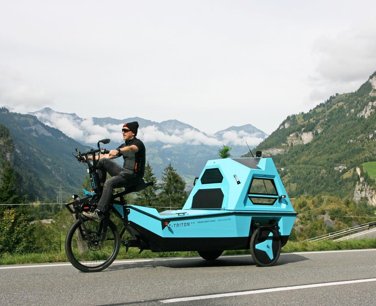 BeTriton. El vehículo eléctrico total es una  bicicleta eléctrica, caravana, barco y tiene energía solar