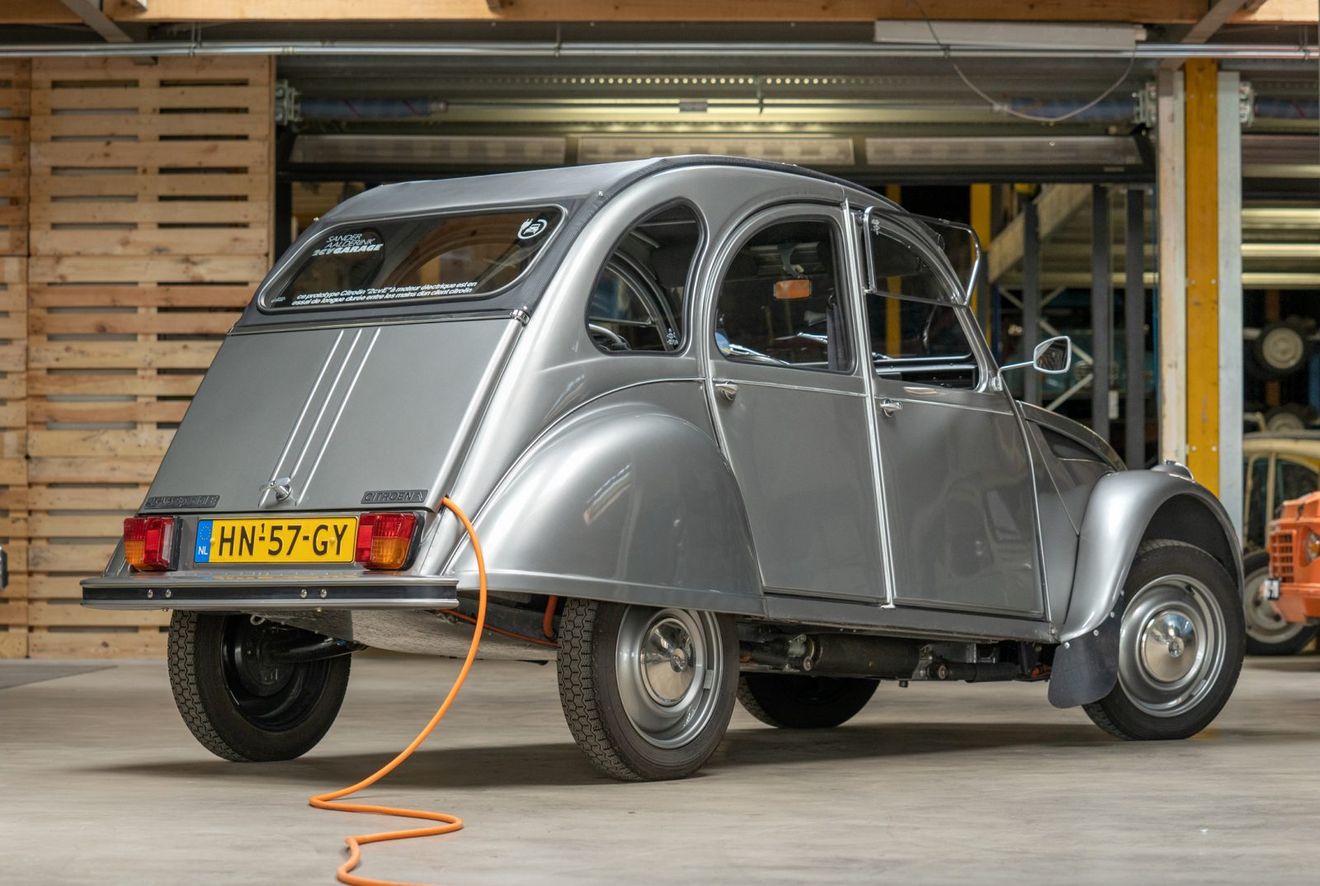 Este Citroën 2CV eléctrico tiene hasta 250 km de autonomía y carga rápida