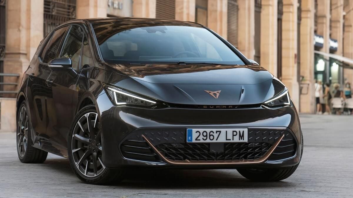 El CUPRA Born recibe una versión de 77 kWh: 546 kilómetros de autonomía, desde 44.770 euros