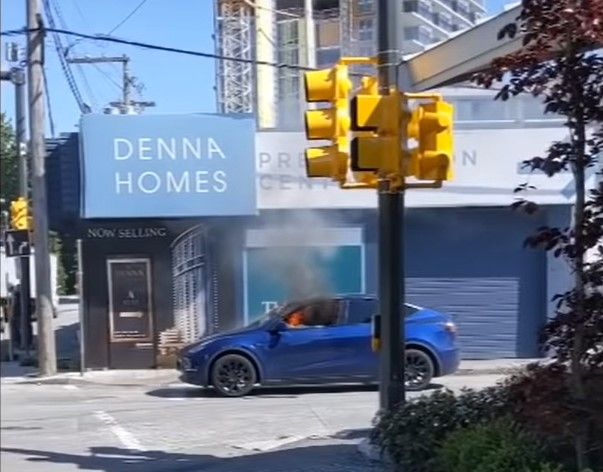 La NHTSA investiga el incendio de un Tesla donde el conductor no ha podido abrir las puertas ni ventanas para salir