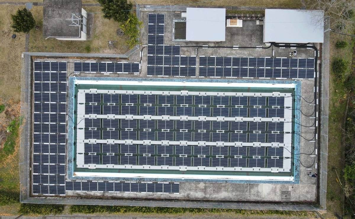 Japón se lanza a la instalación de sistemas solares flotantes en piscinas. ¿Por qué?