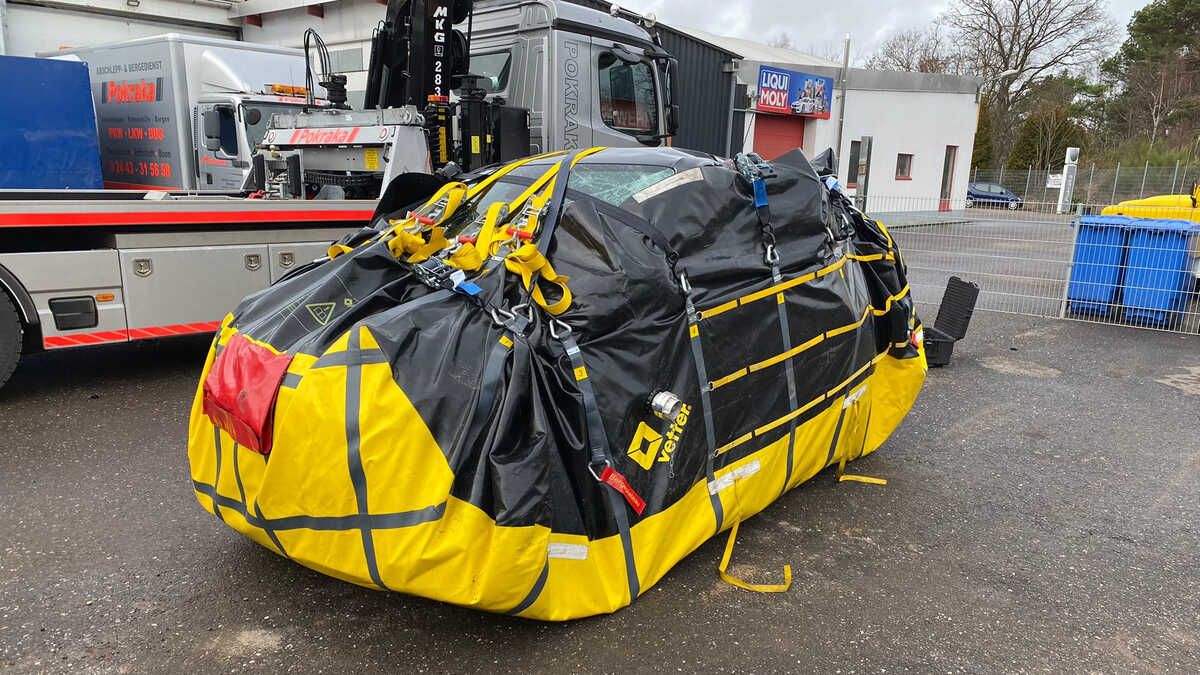 Bolsa de extinción de Vetter, la idea de un bombero alemán contra los incendios de coches eléctricos