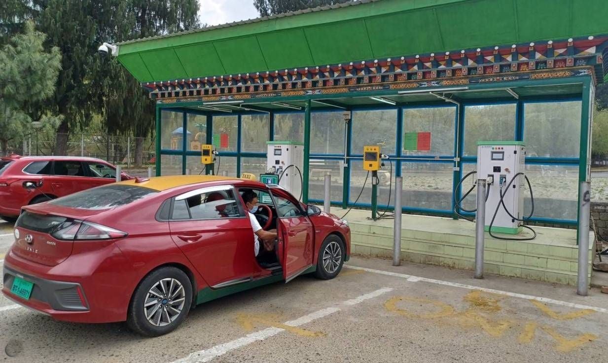 Los coches eléctricos revolucionan la economía los taxistas de Bután que ven doblar su salario