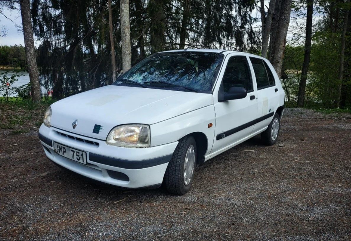 Este Renault Clio eléctrico tiene 25 años y su batería está al 85%