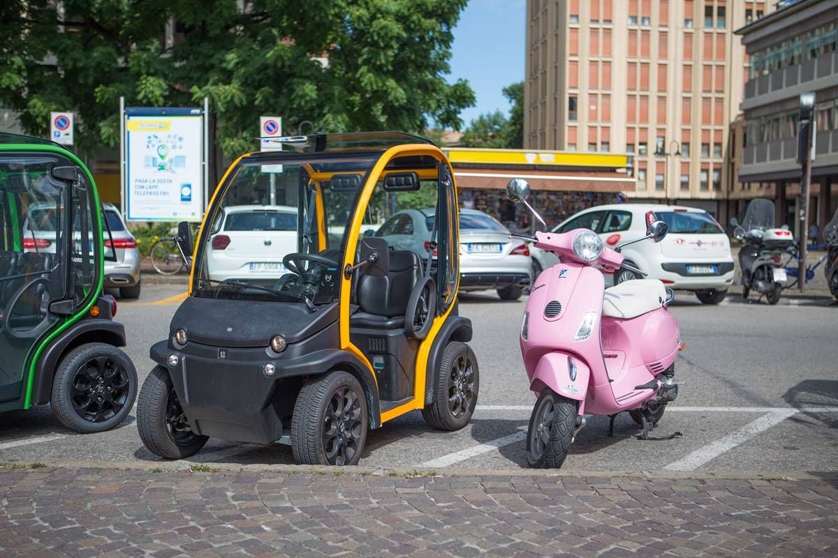 Hasta cuatro Estriba Biro entran en una plaza de aparcamiento. Así es el futuro de la movilidad en las ciudades