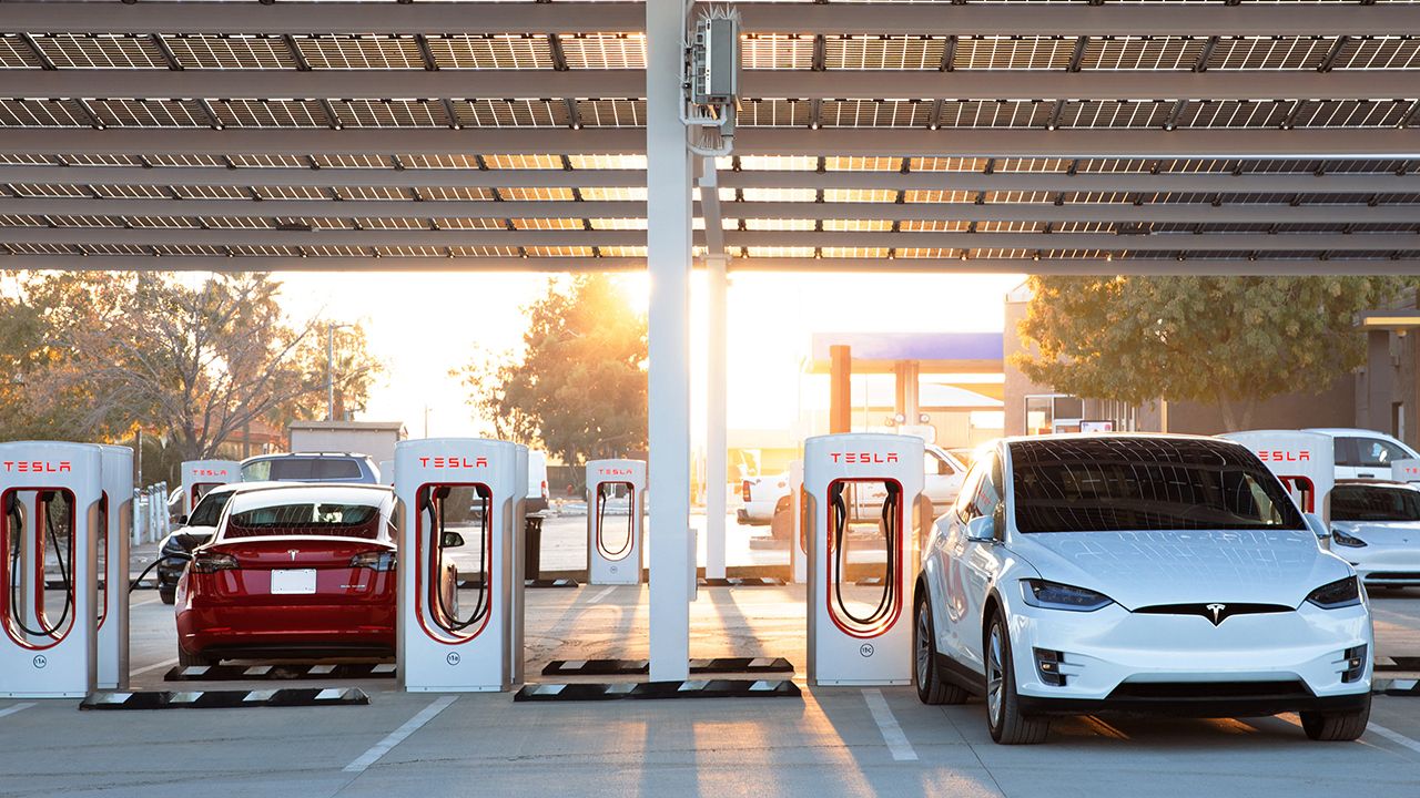 Récord de ingresos y beneficios para Tesla en 2022